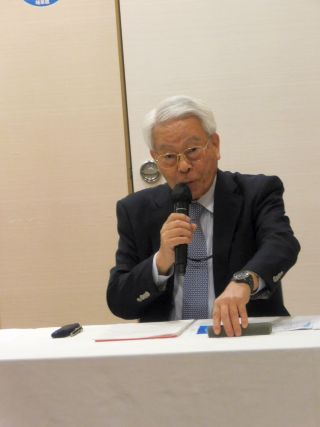 臨時総会であいさつする野田会長